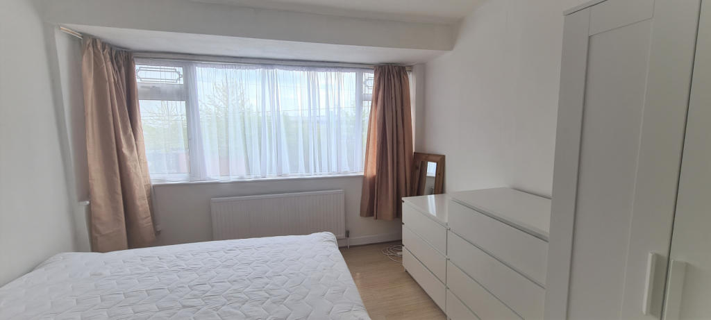 FRONT BEDROOM