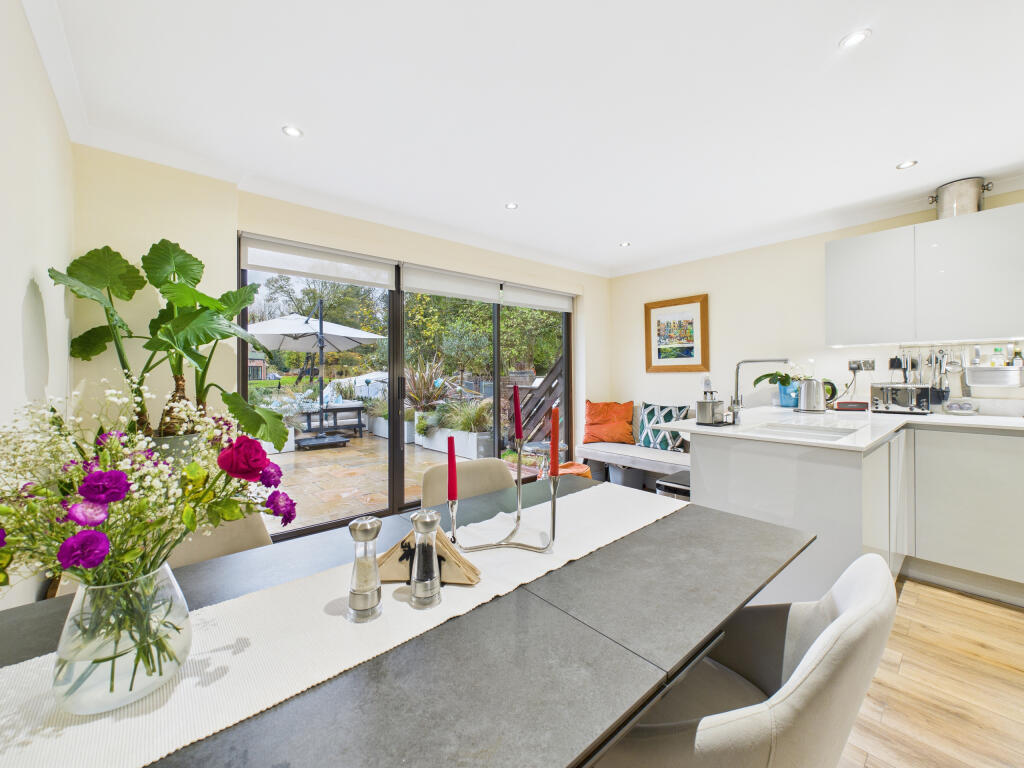 CAM01984G0-PR0529-STILL004