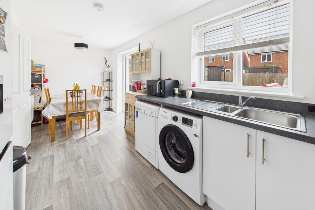 Kitchen / Dining Area