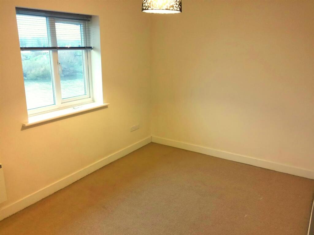 26 Moorside, bedroom1.jpg
