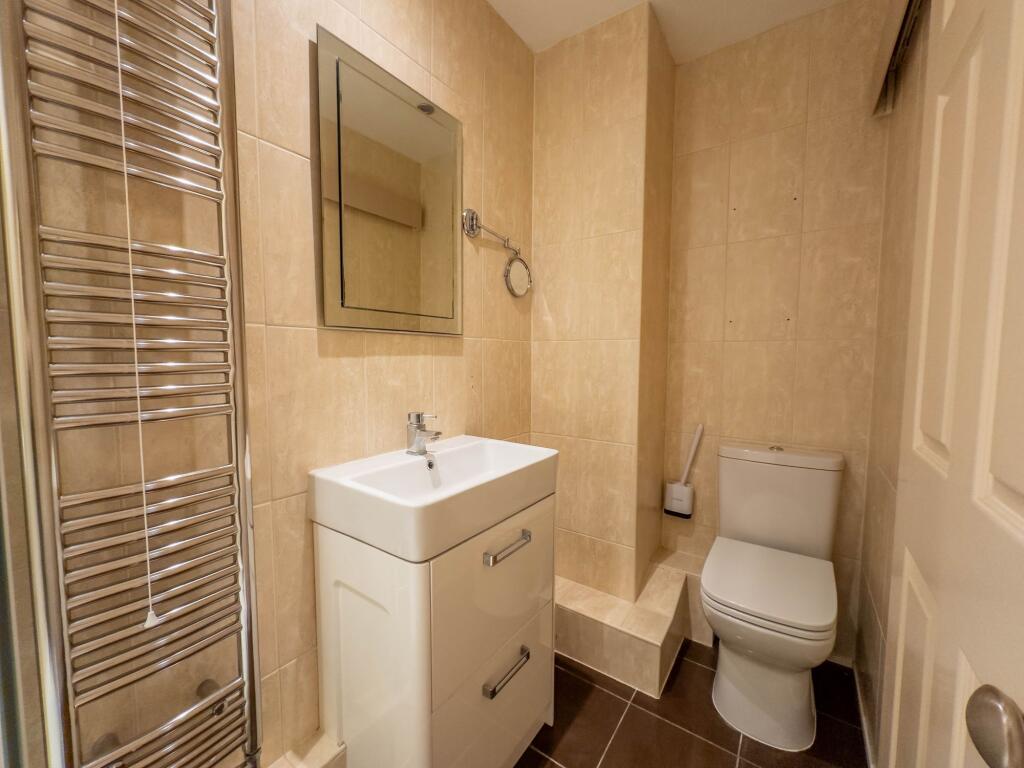 Master Ensuite 2