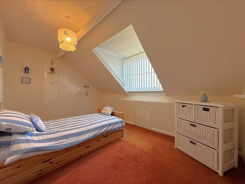 Bedroom (rear)