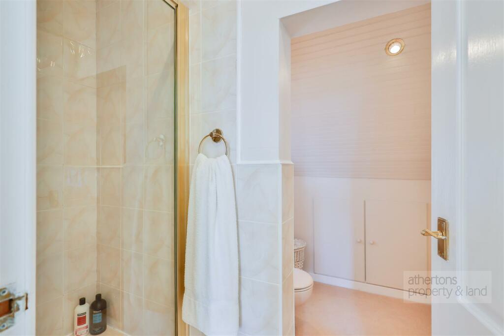 Beacon Holme - En Suite.jpg