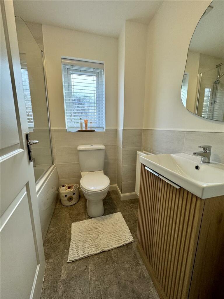 Family Bathroom - additional image.jpg