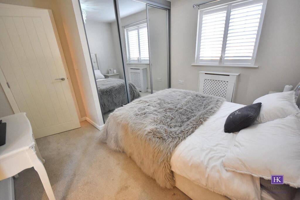 MAIN BEDROOM
