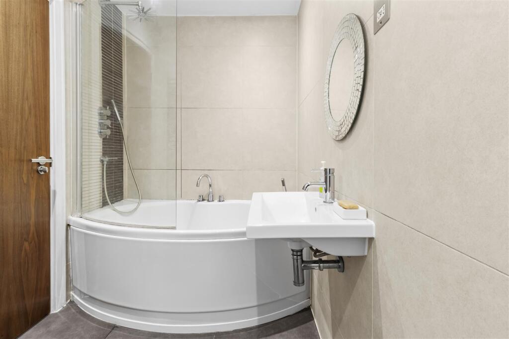 ensuite.jpg