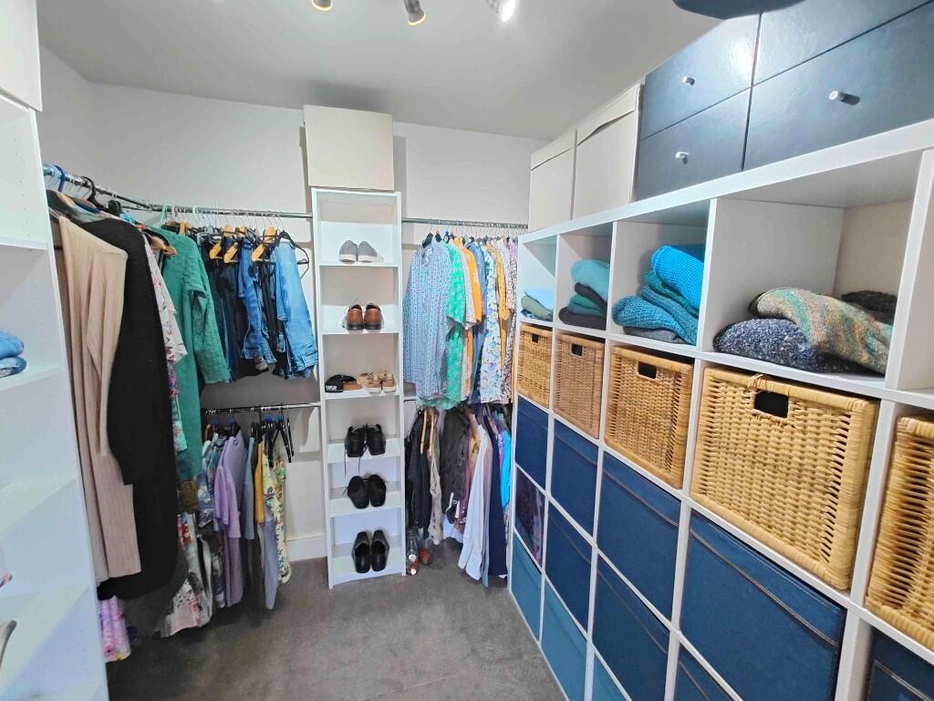 Walk-in-wardrobe