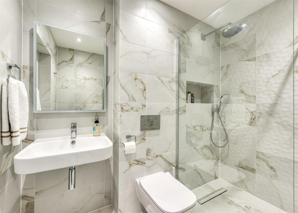 14 Wergs Hall Road-bed3 ensuite.jpg