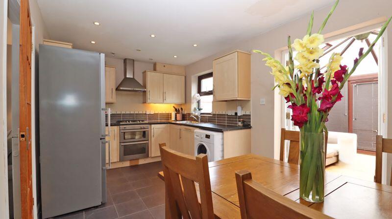 KITCHEN/DINING AREA