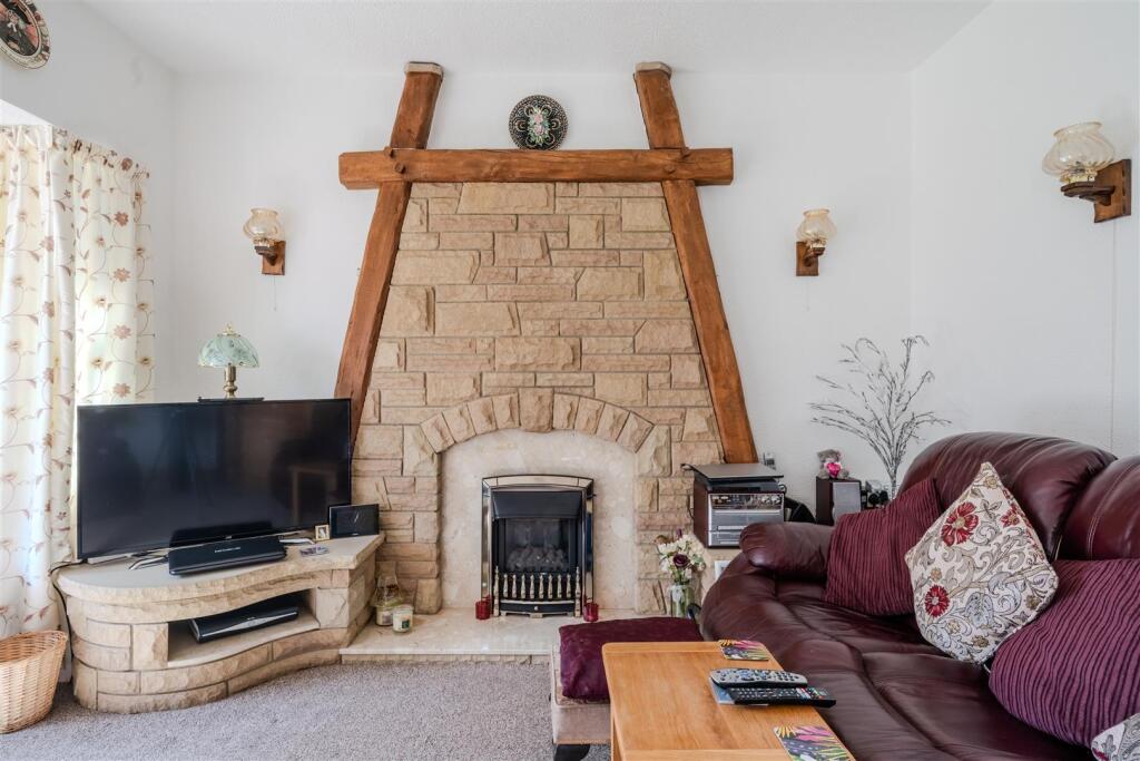 Living Room-4.jpg
