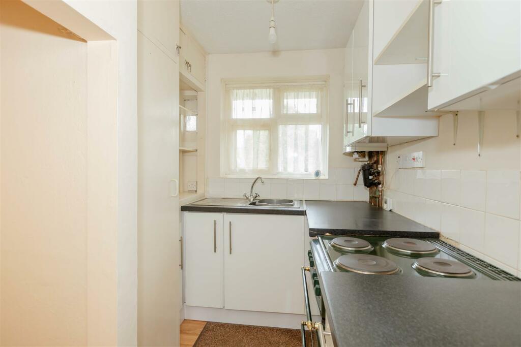 4 Crescnt Court_8.JPG