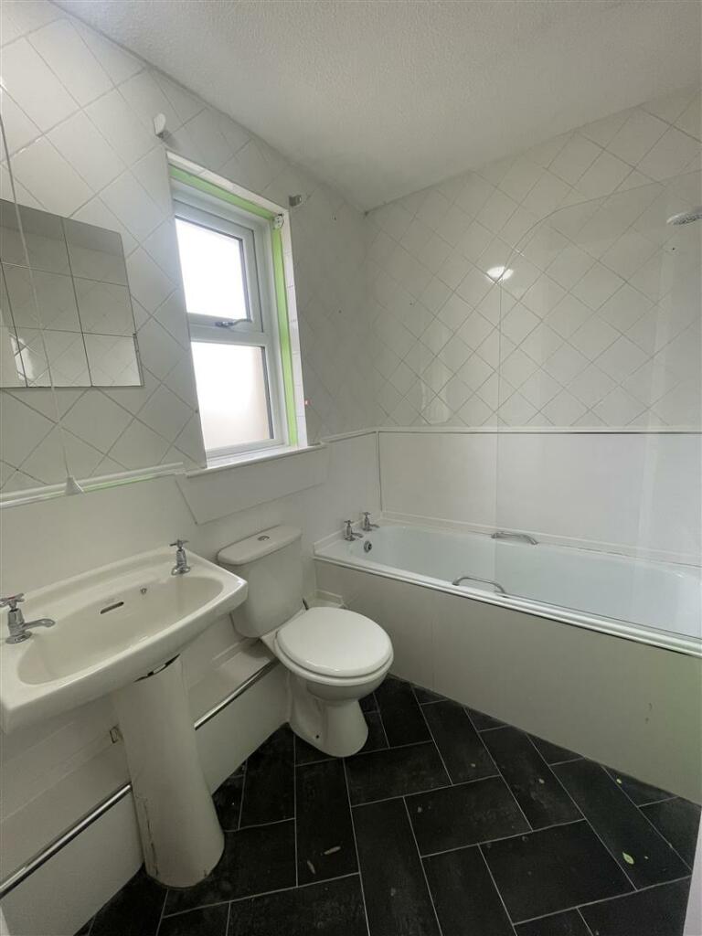 9 Powgree Crescent Bathroom.jpeg