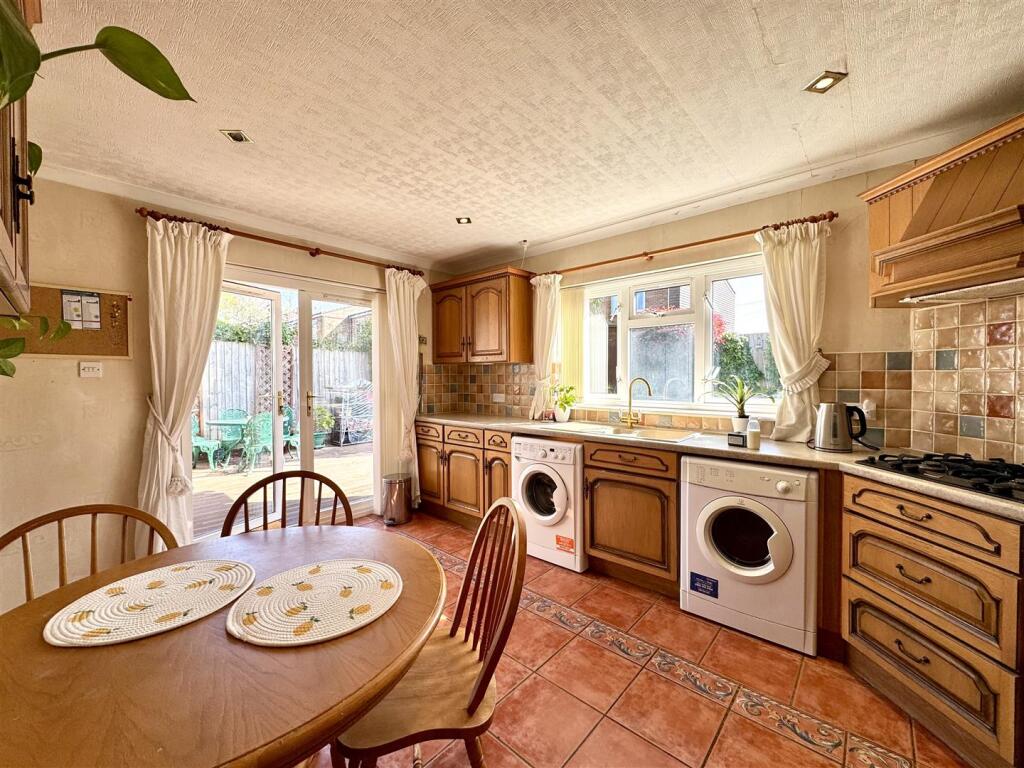 KITCHEN/BREAKFAST ROOM