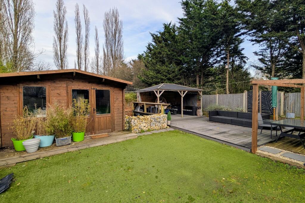 ADJACENT LAND (SEE AGENTS NOTE)