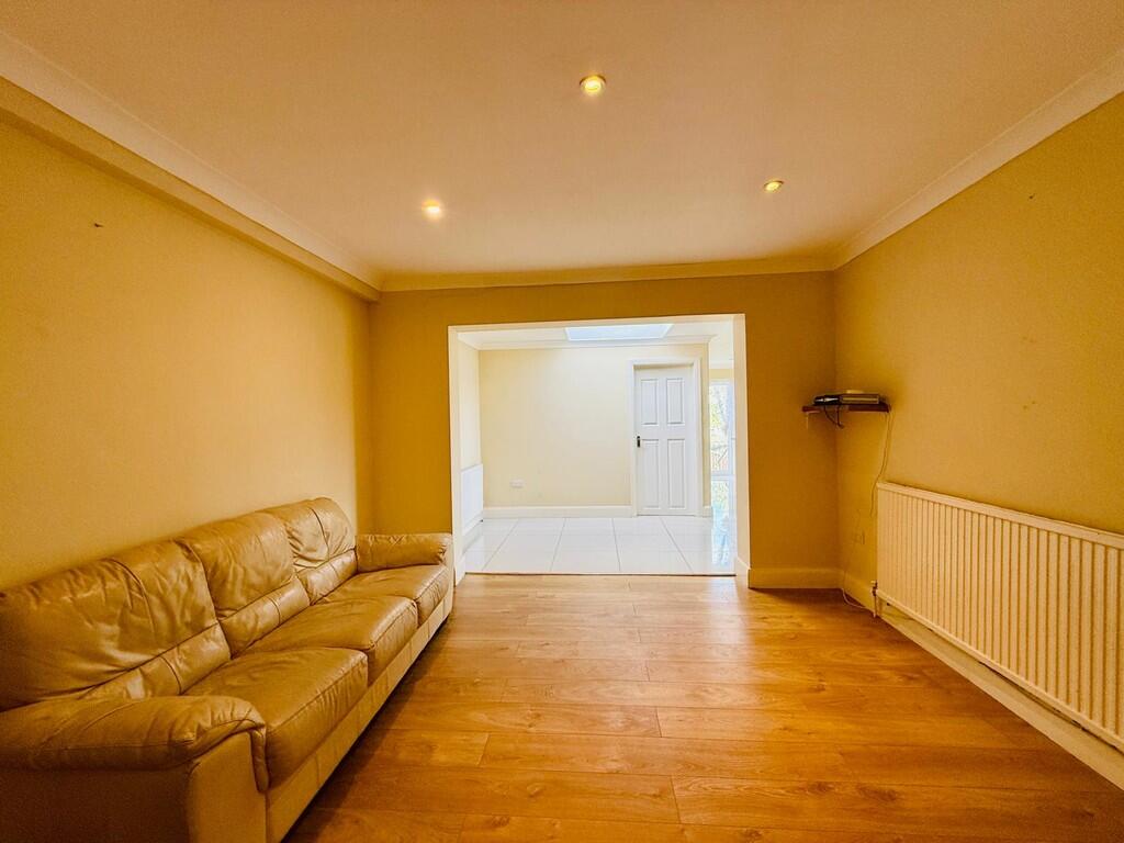 Crest Road, Londo...