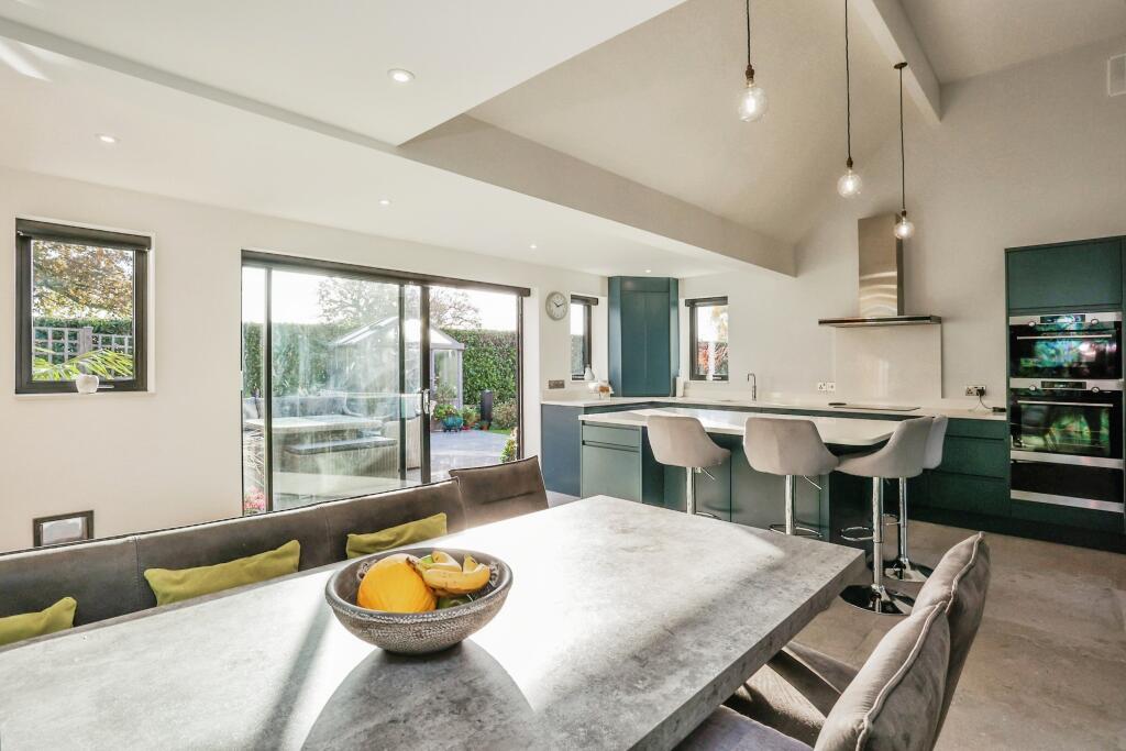Kitchen/ Dining