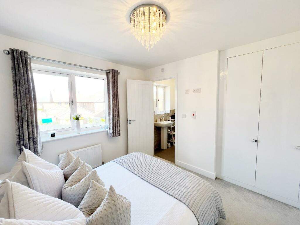 Bedroom 1 pic 3.jpg