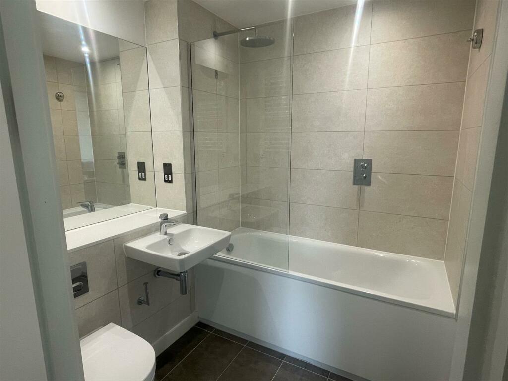 Bathroom 2.jpg