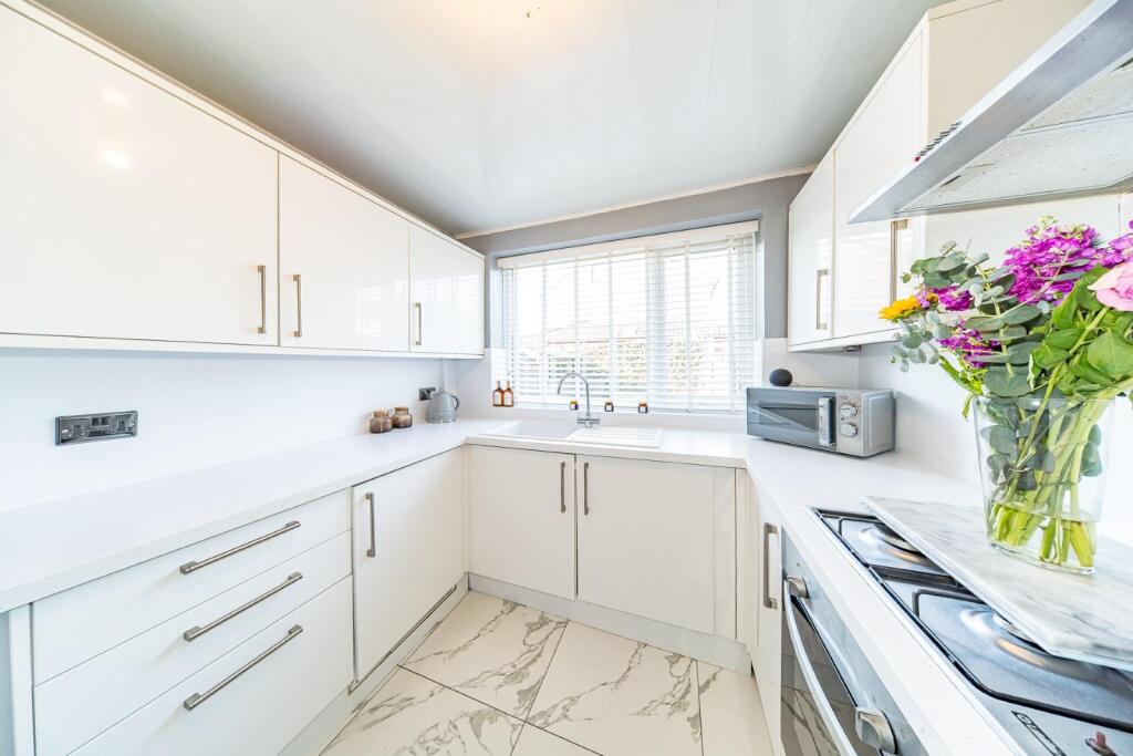 37 Deepdale Drive kitchen 2.jpg