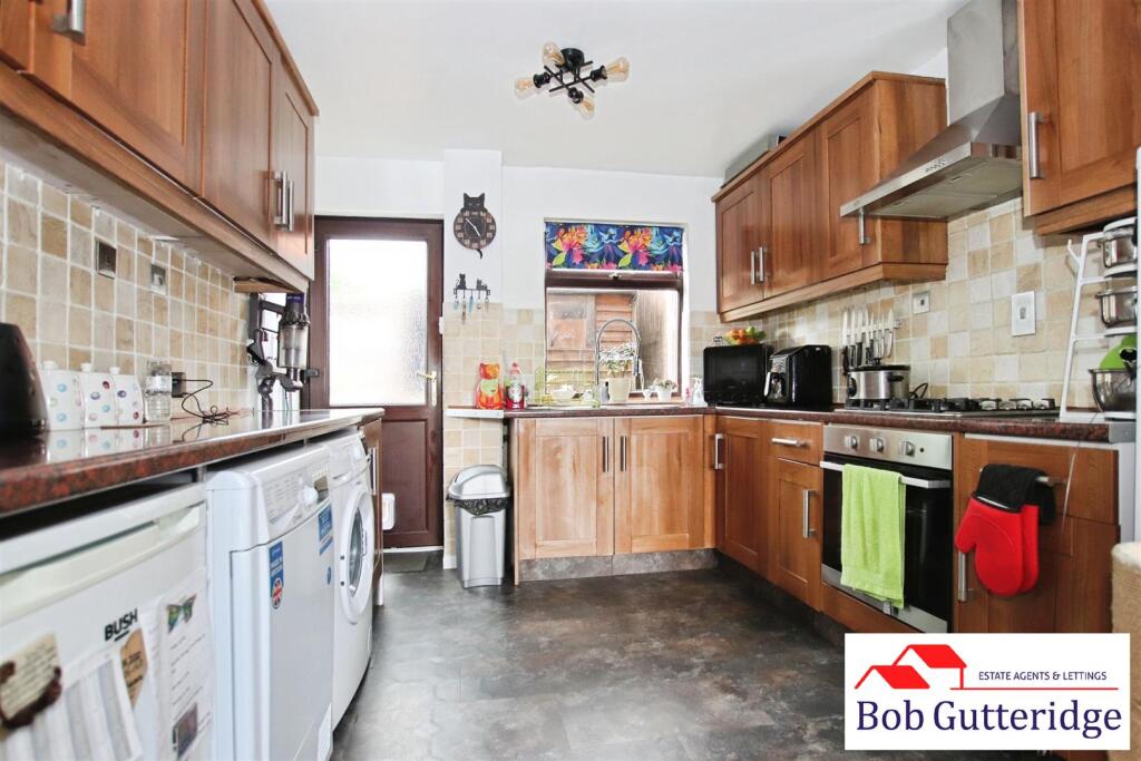 OPEN PLAN FITTED KITCHEN/DINING ROOM