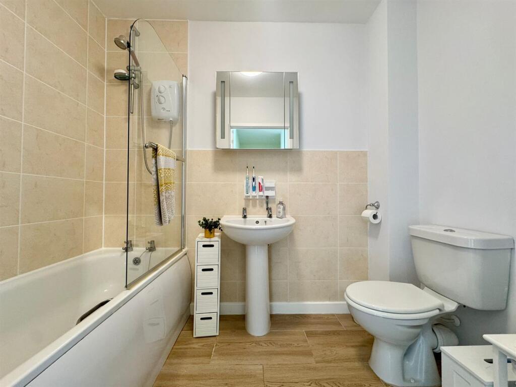 Family bathroom (1).jpg