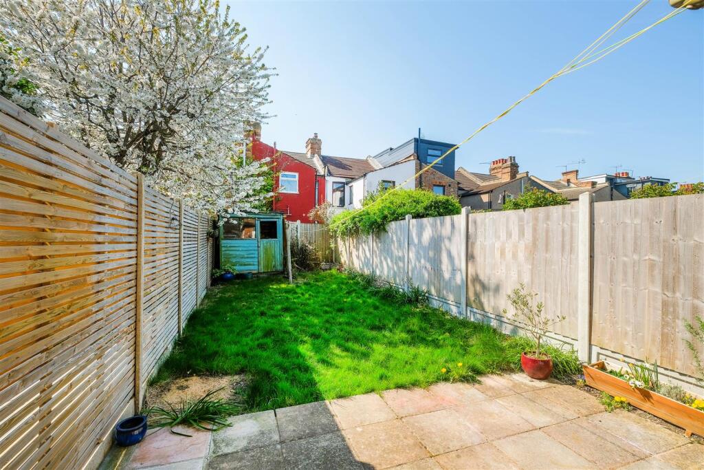 21 Woodend road-24.jpg