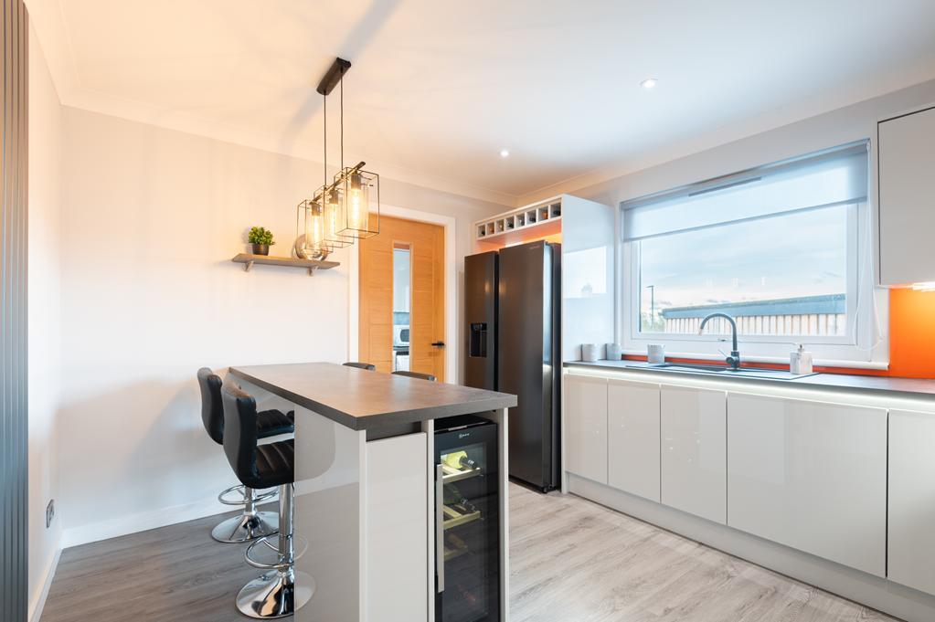 BREAKFASTING KITCHEN