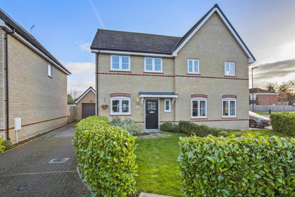 7 Farmers Way, HP27 9EW-8.jpg