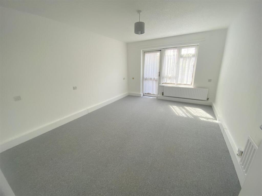 cussons close 6 lounge-001 lounge.jpg