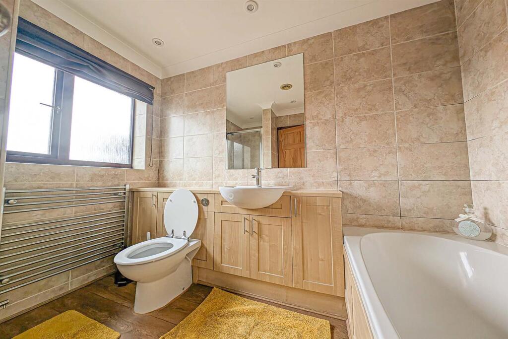 Bed 1 ensuite.jpg