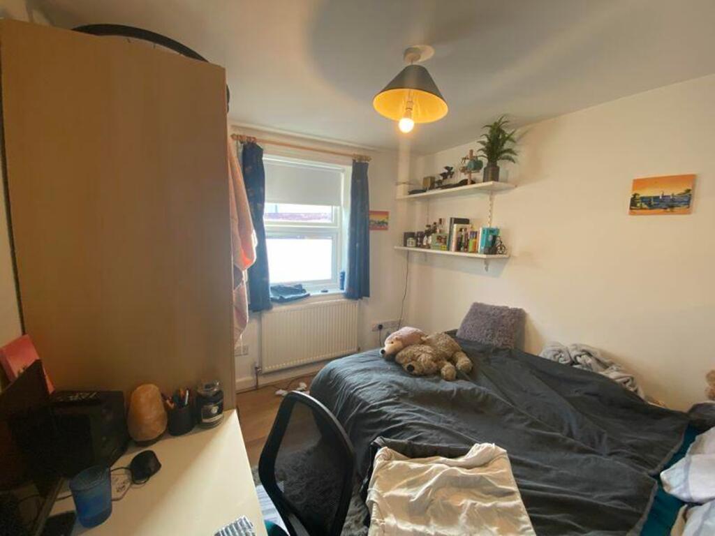 A cozy double bedroom featuring a comfortable b...
