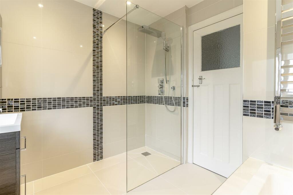 Bathroom - B.jpg