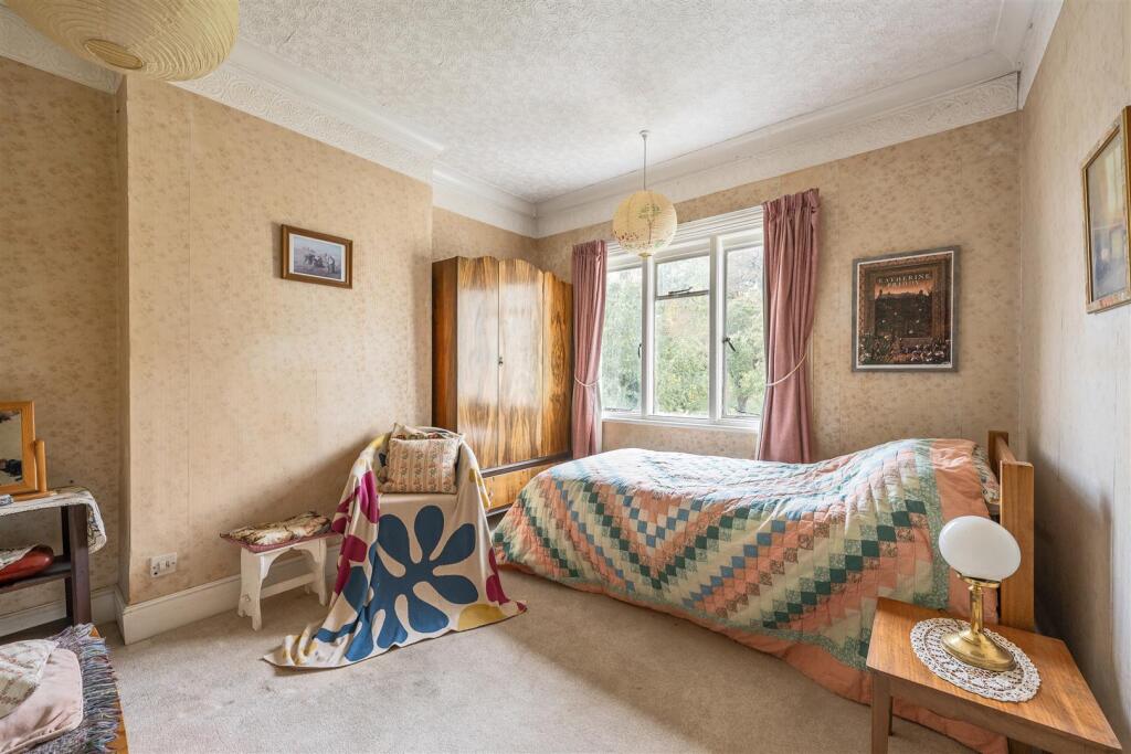 Monkhams Avenue, IG8