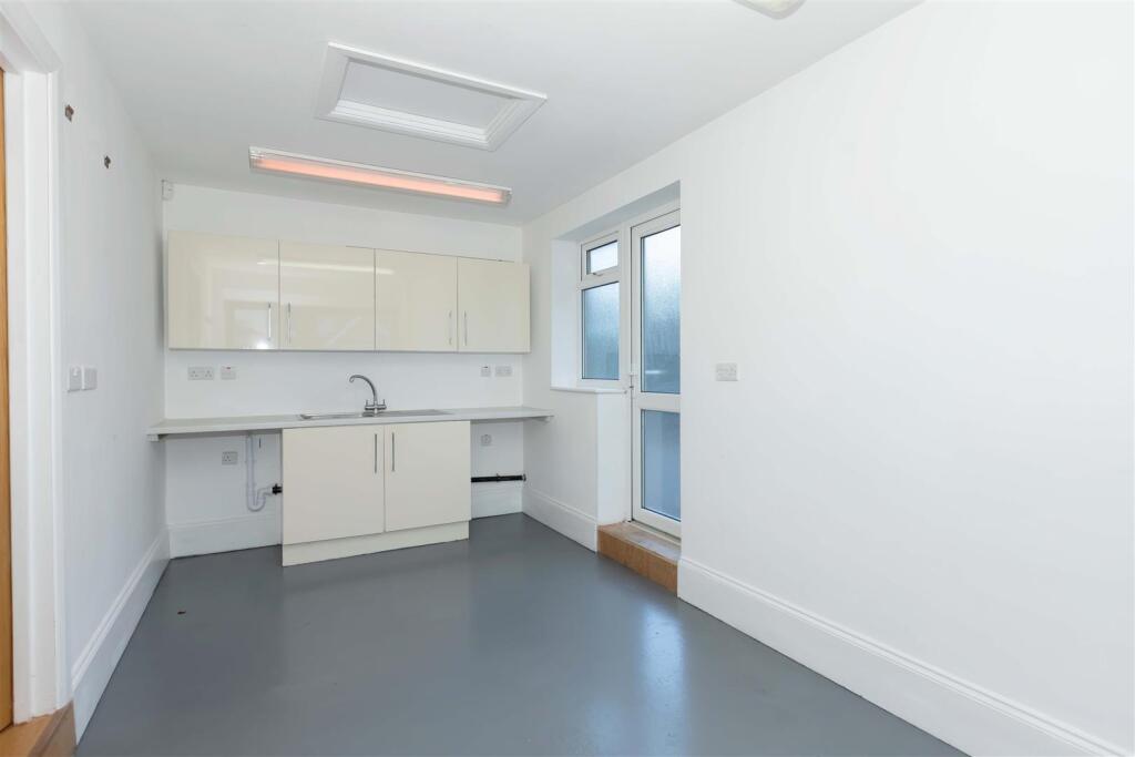 Courtlands Close_30.jpg