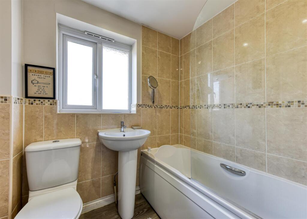8 Oaklands-Bathroom.jpg