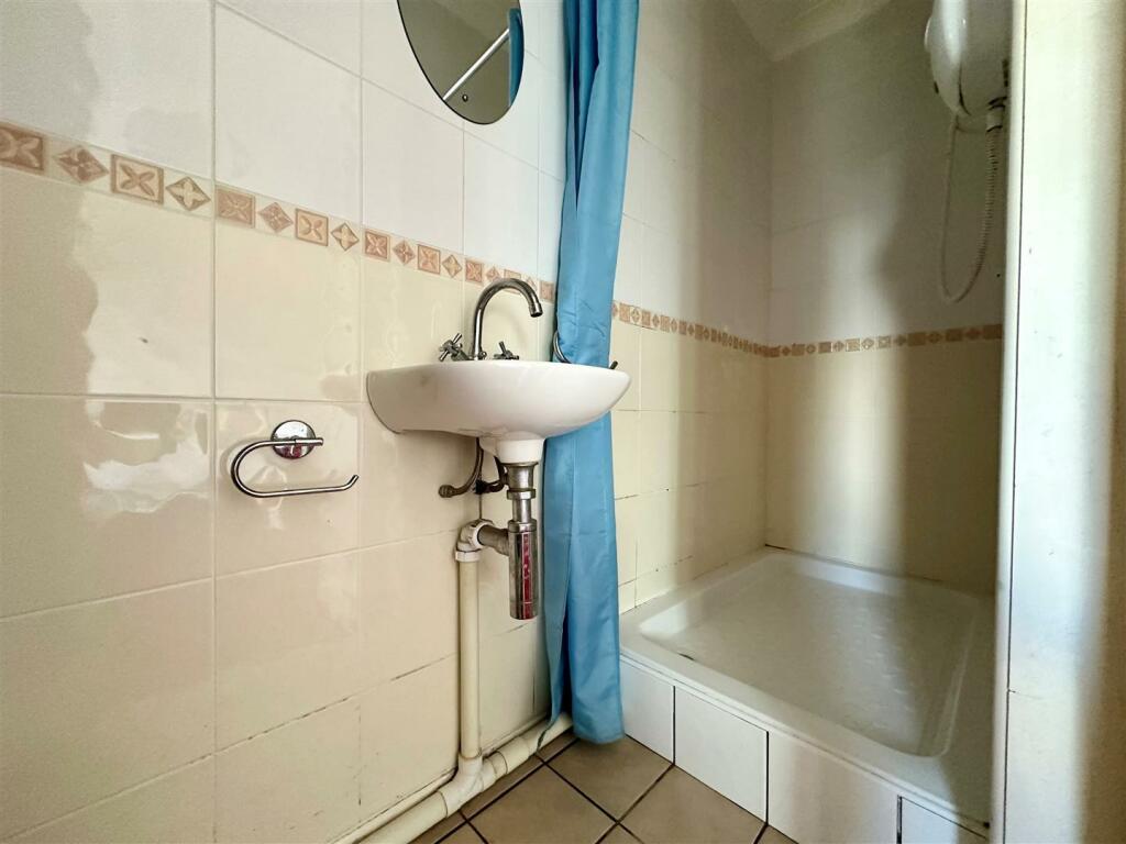 En suite shower.jpg