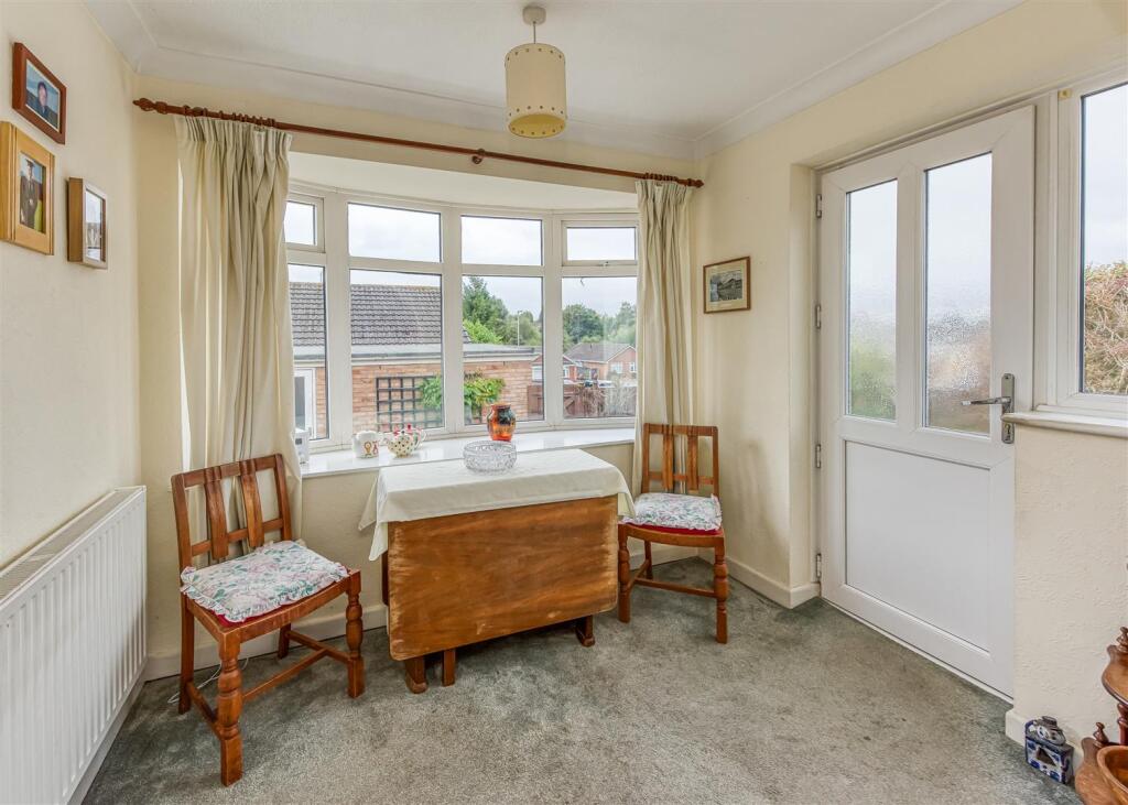 27 Bratch Park-Kitchen (3).jpg