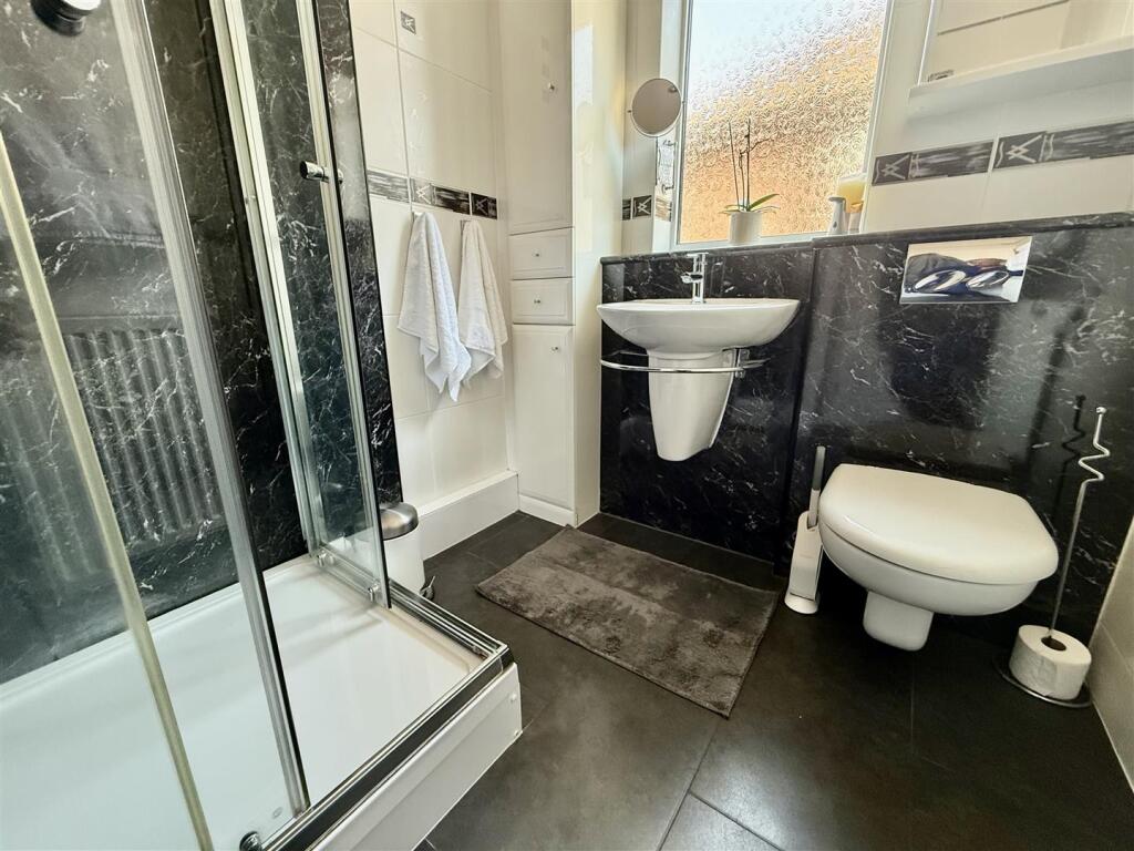 SHOWER ROOM/WC