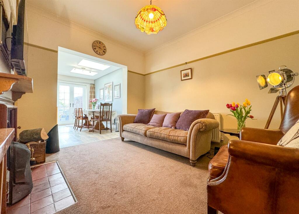 SECOND LOUNGE