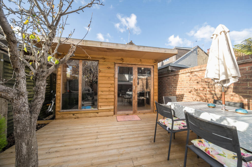 1381286-3-691b295...