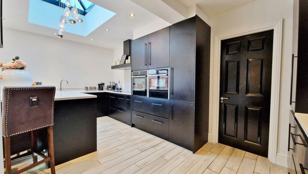 Kitchen/Entertaining Area