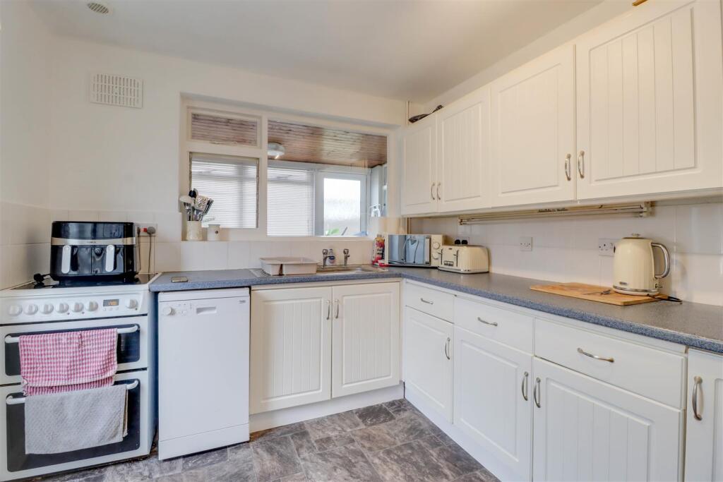 28 GRANGE ROAD WICKFORD-5.jpg