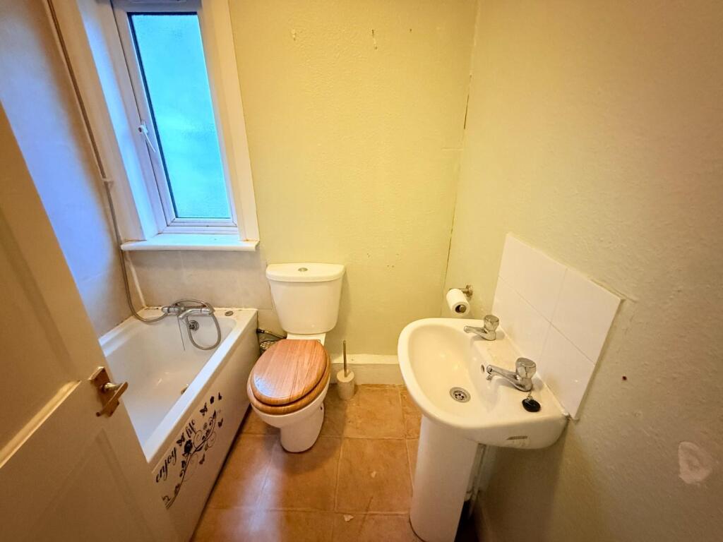 366 Bexhill Road bath 2.JPG