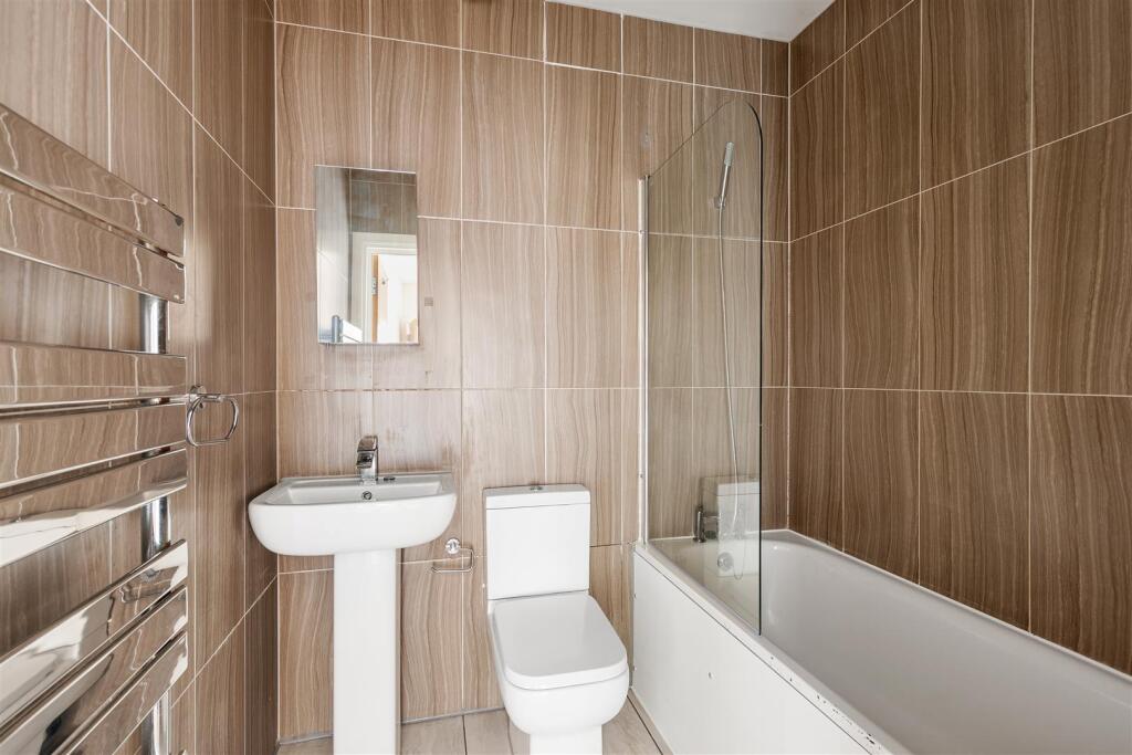 Eastwood Close, E18
