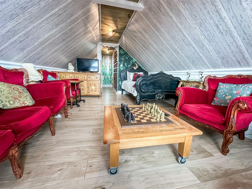 ALTERNATE VIEW OF FIRST FLOOR LOUNGE