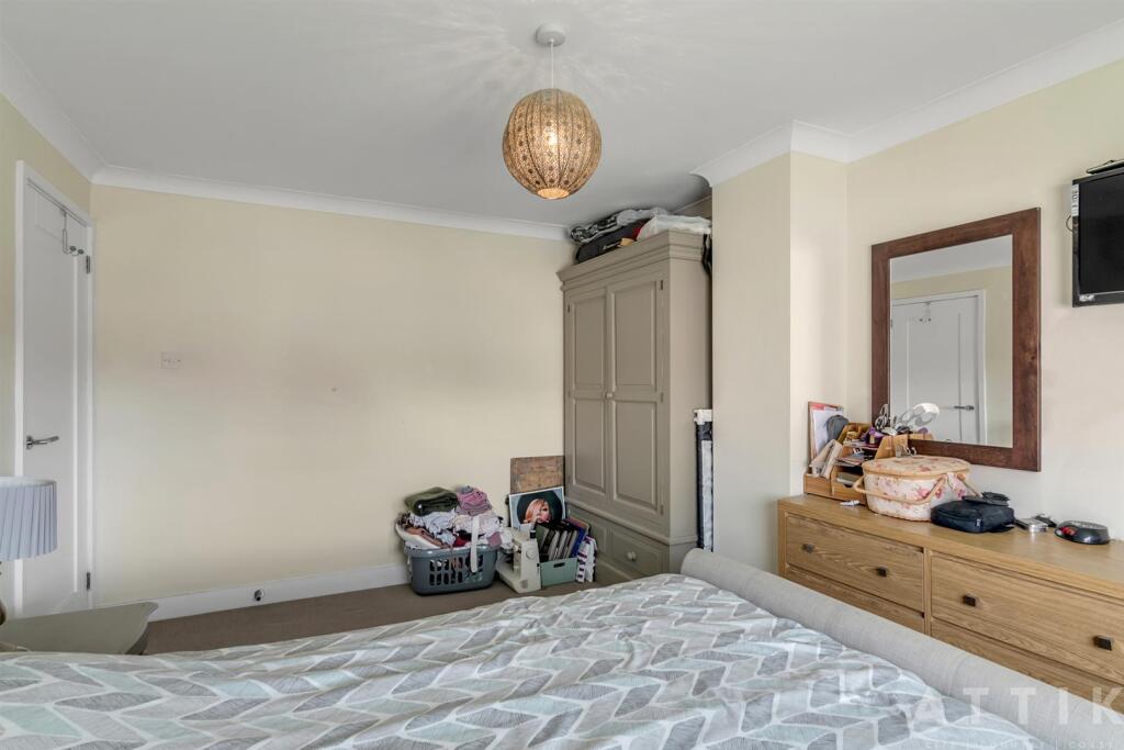 10 Queens Drive, Halesworth IP19 8DN (14).jpg