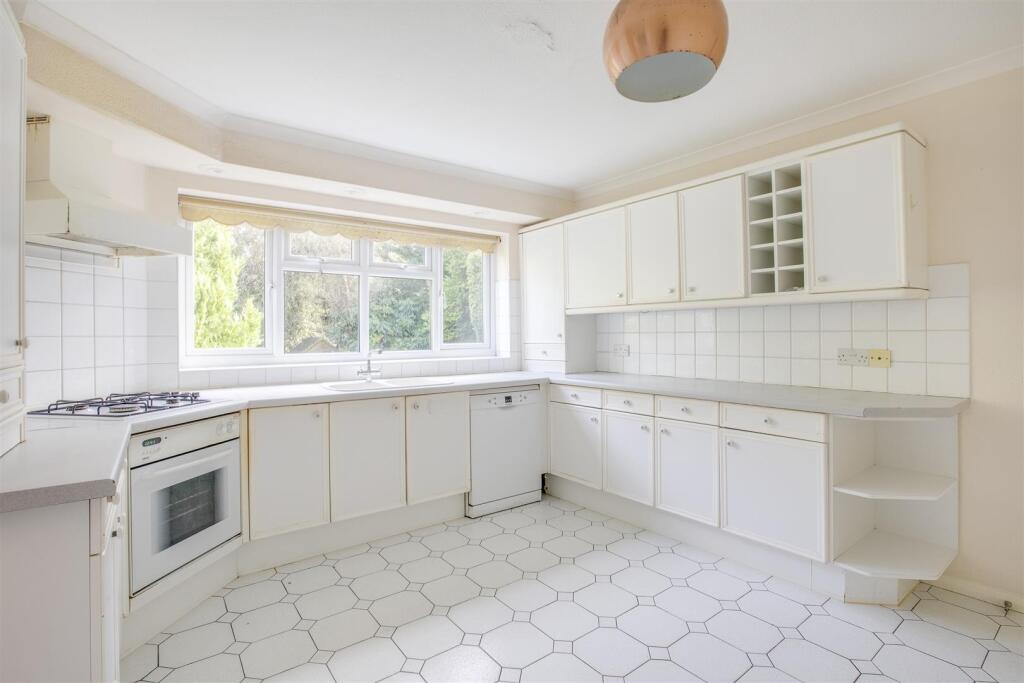 31 Wheeler Avenue, HP10 8EN-18.jpg