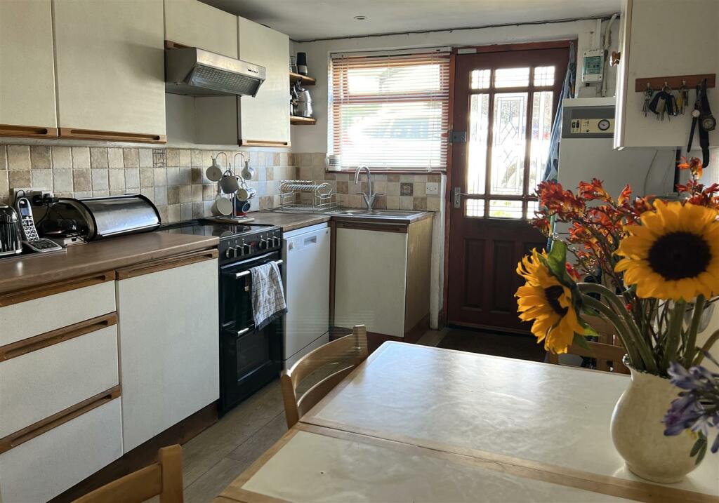 kitchen 2.jpg
