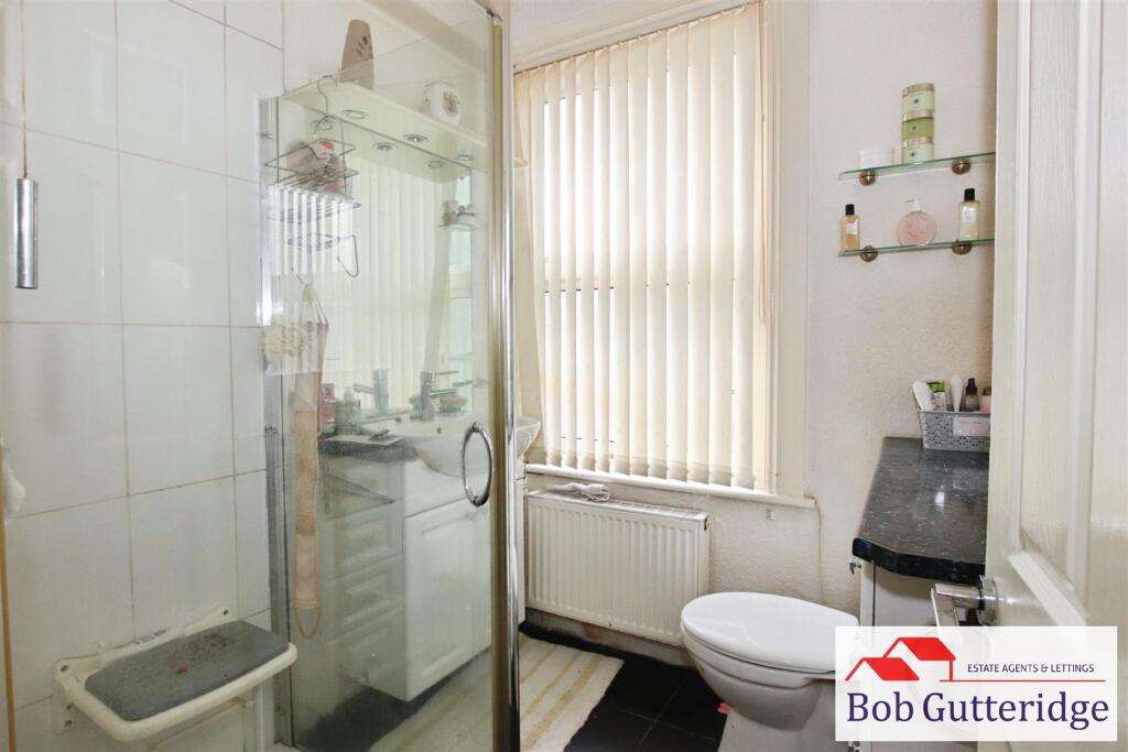 EN-SUITE SHOWER ROOM