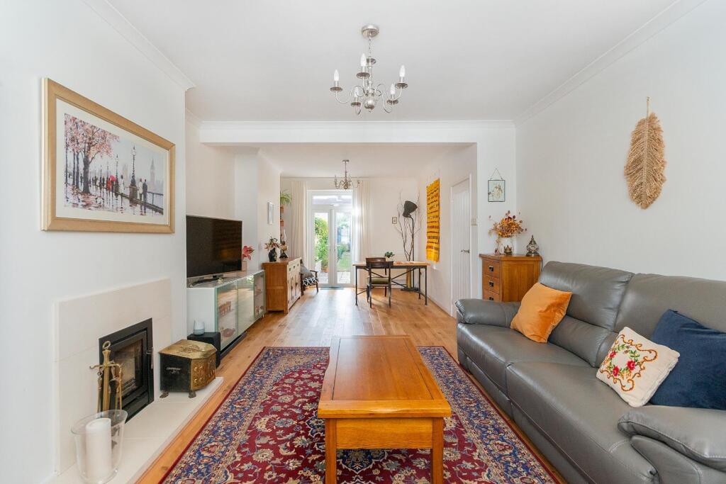 0O8CDD - Living Room B.jpg